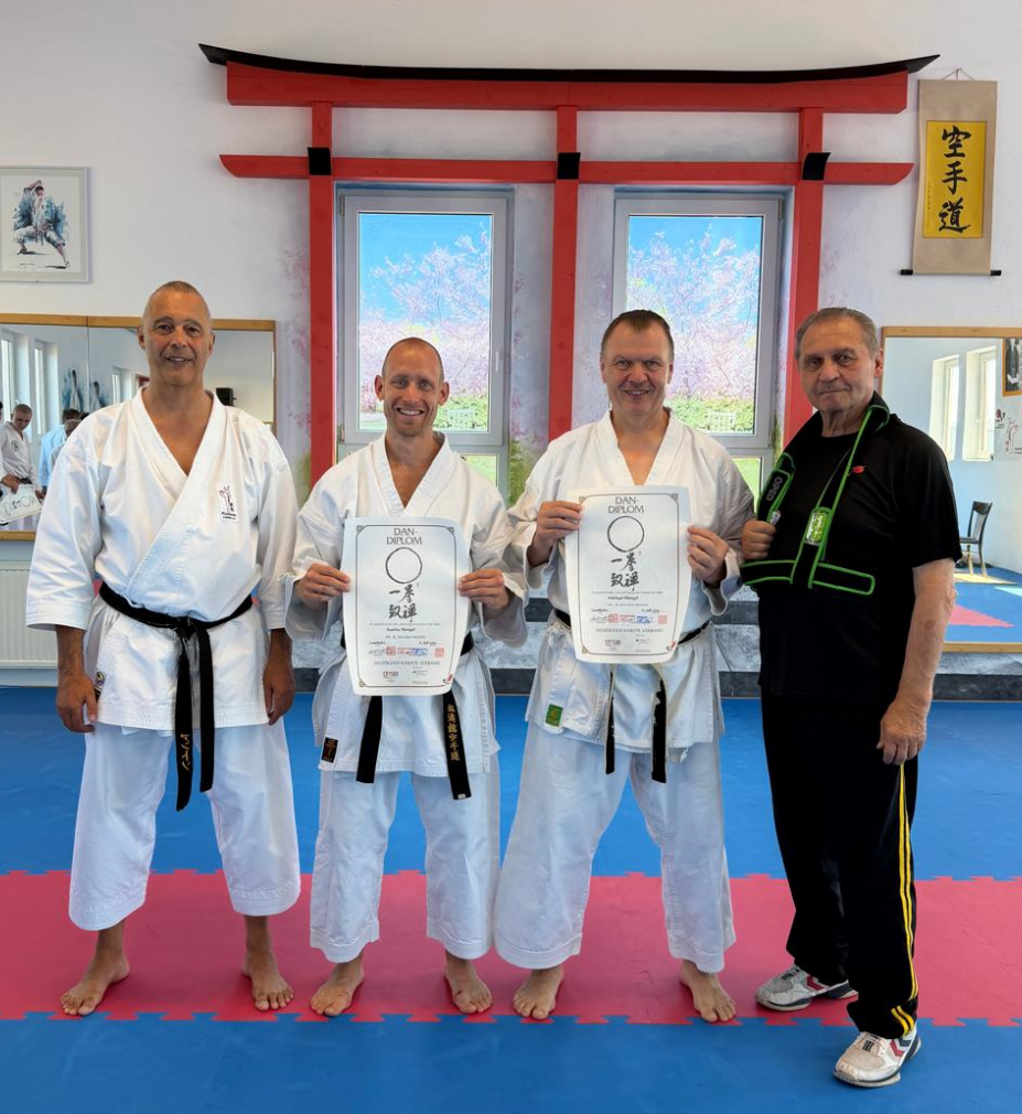 Große Freude über die bestandene Prüfung (von links): Anton Klotz (Präsident des KVBW), Sascha Klengel, Michael Klengel und Rainer Wenzel (Schatzmeister beim DKV und KVBW)